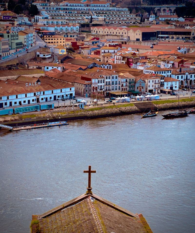 Vista da marginal de Vila Nova de Gaia sobre o rio Douro