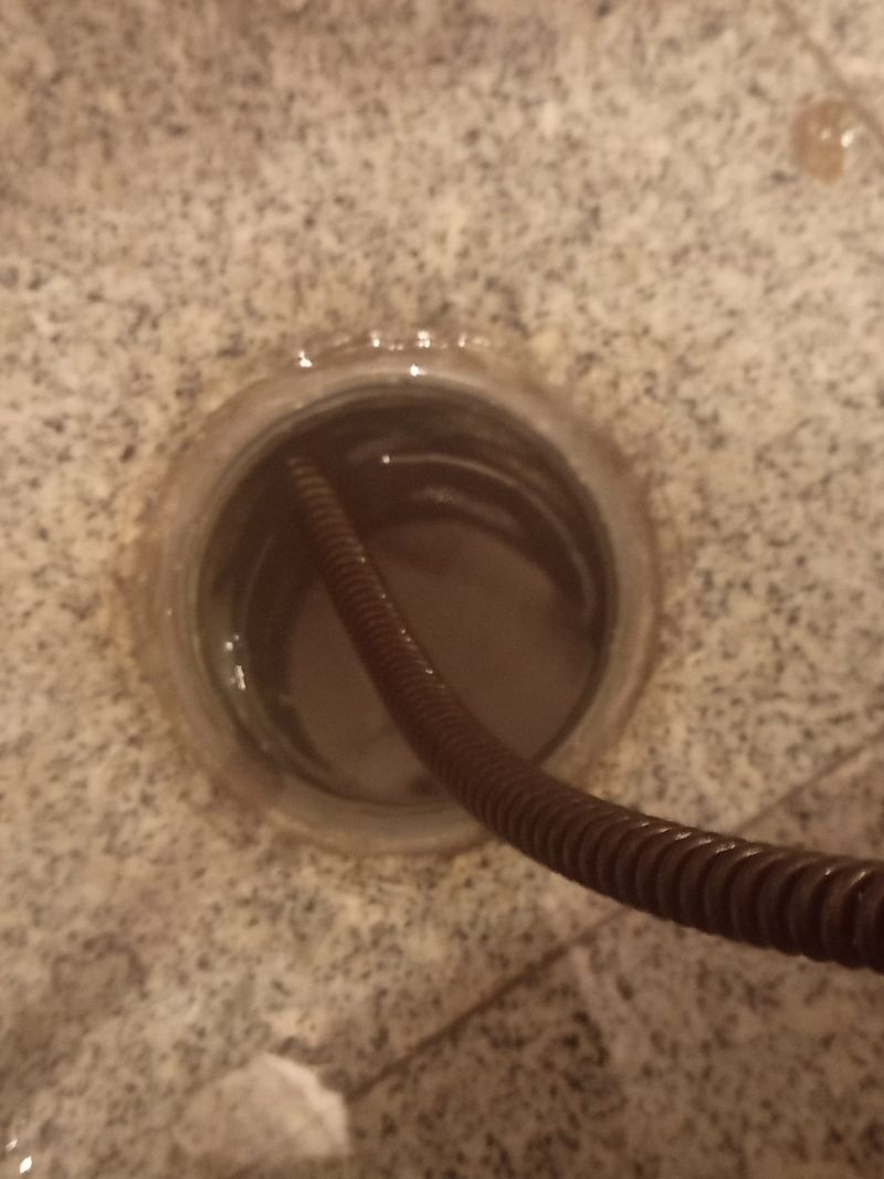 Máquina de mola a desentupir o mesmo ralo